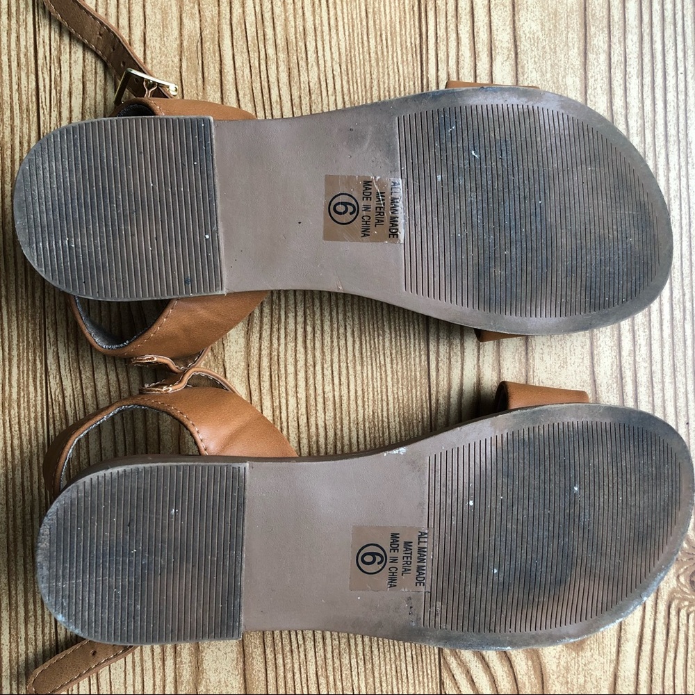 LIKE NEW Soda flats Wide strap sandals size 6 - Picture 4 of 5